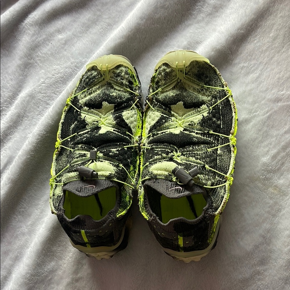 Women' Black and Yellow Athletic Shoes